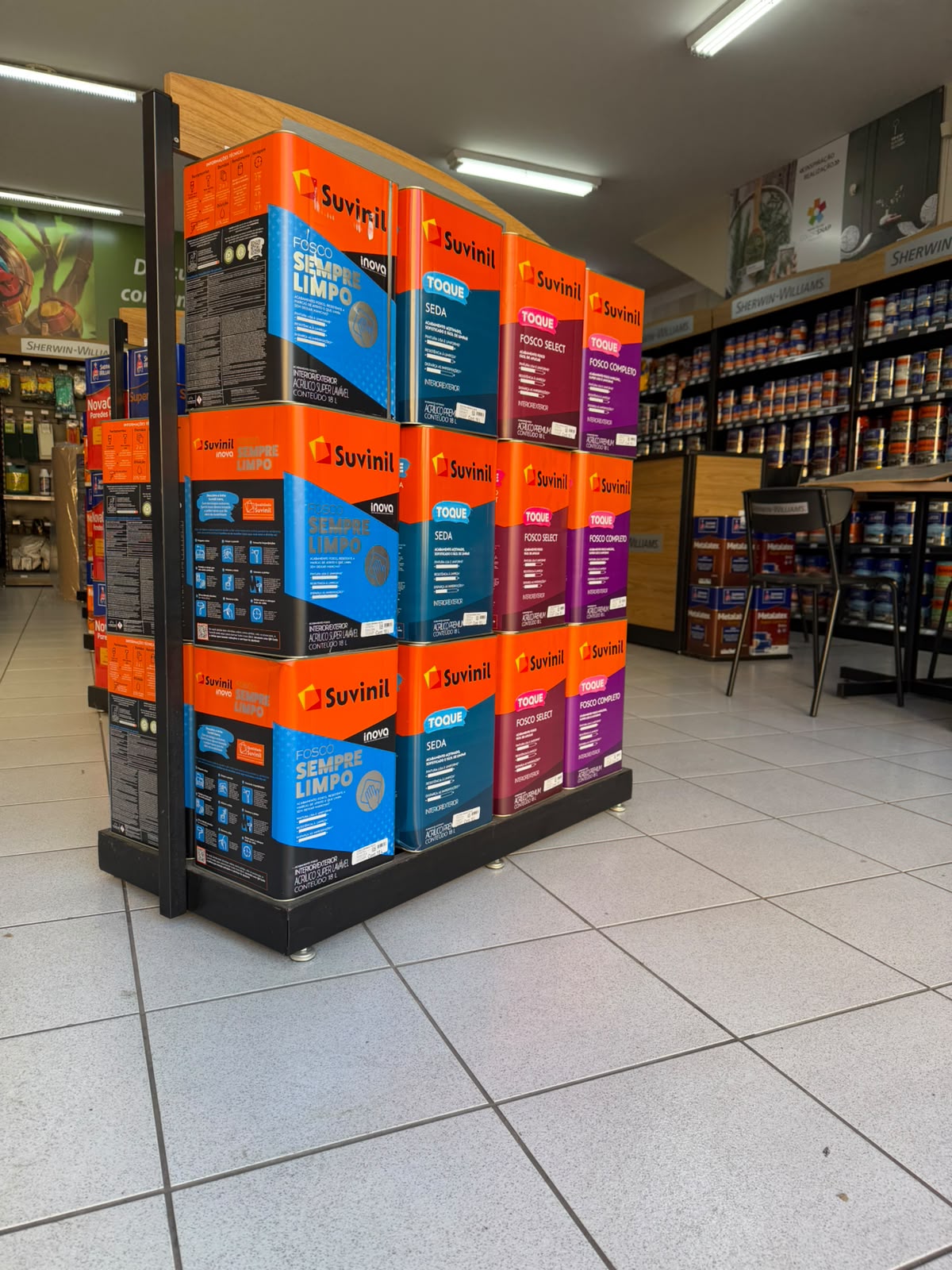 Interior da loja com linhas Sherwin-Williams e Suvinil
