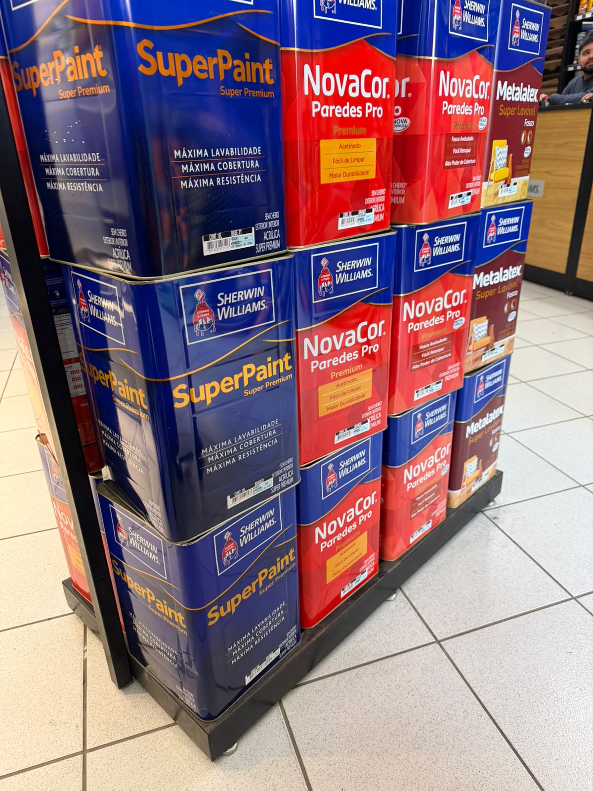 Prateleiras de tintas da Marinaro Tintas